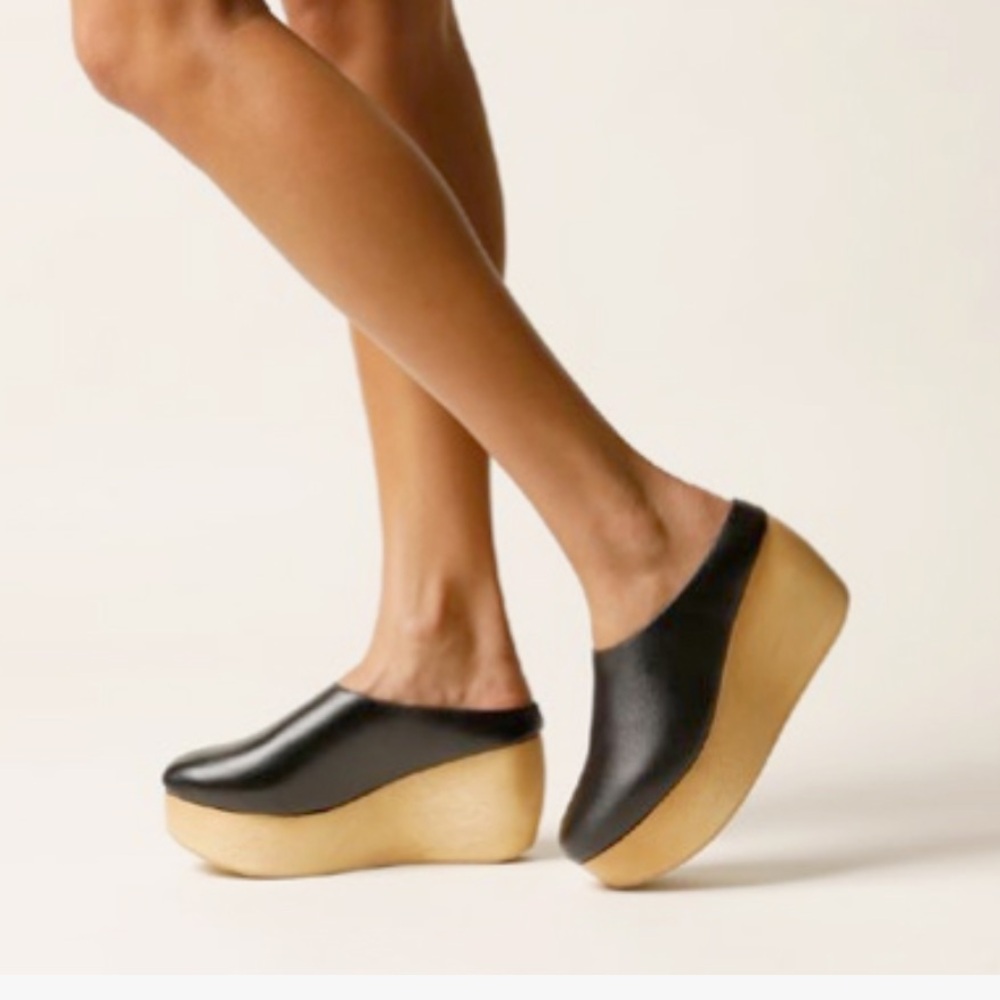 Minimal Platform Mule Clogs in Black with Light Wood Platform